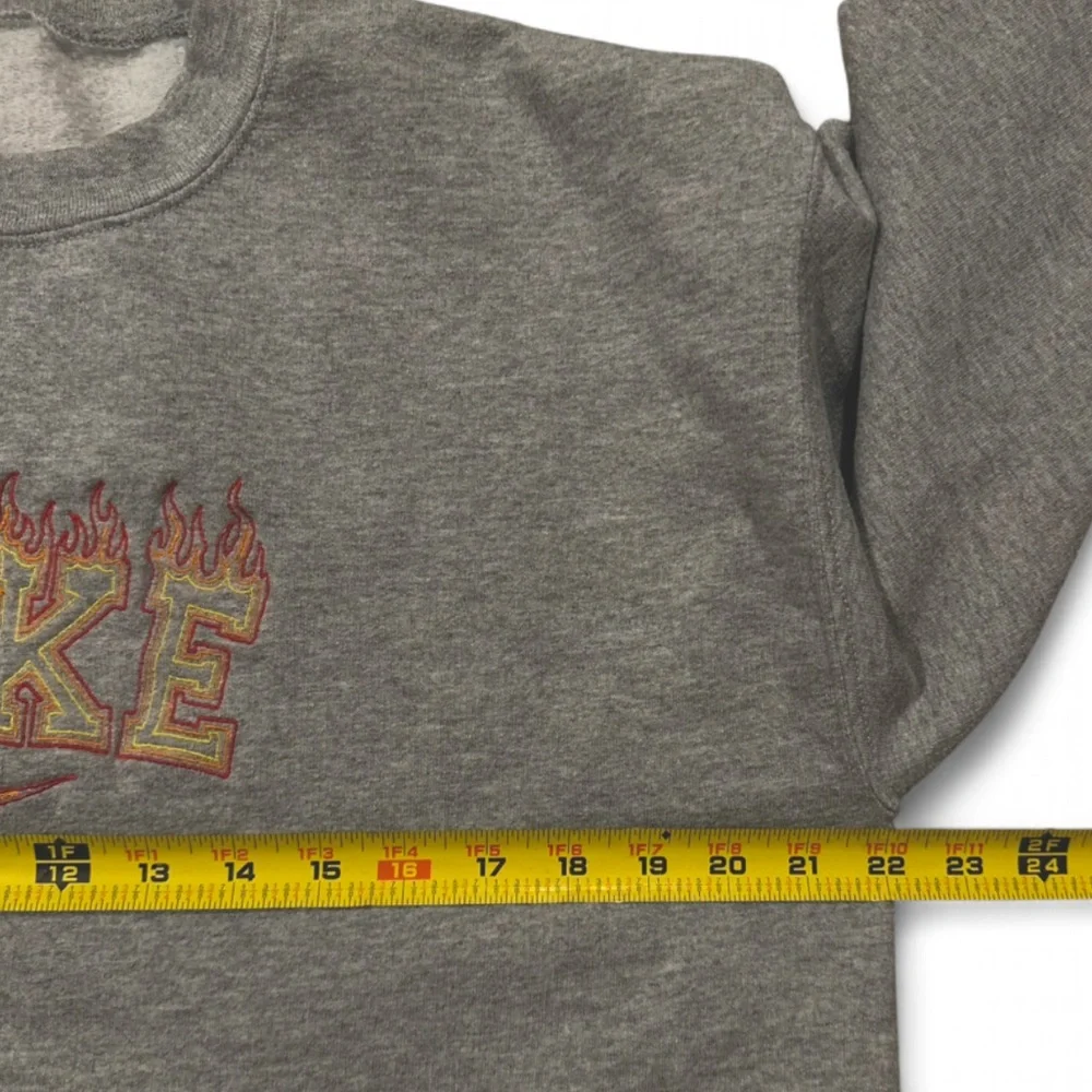 VTG Y2K Nike Embroidered Design Gray Cropped Sweatshirt Size Women’s Medium